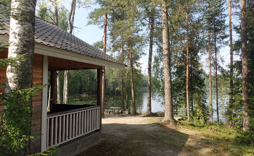mökki järven rannalla