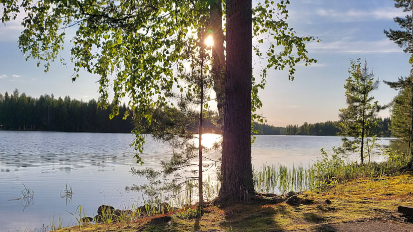 mökki järven rannalla