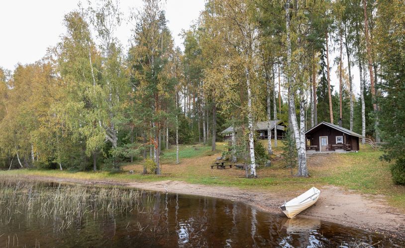 mökki järven rannassa
