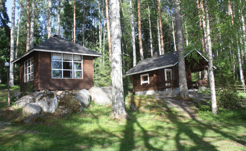 mökki järven rannassa