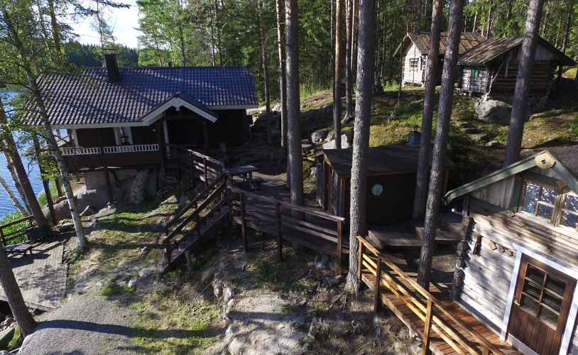 mökki järven rannalla