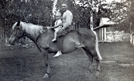 ratsastamassa hevosella